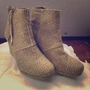 Tom’s Leopard Print Wedge Booties SZ 10